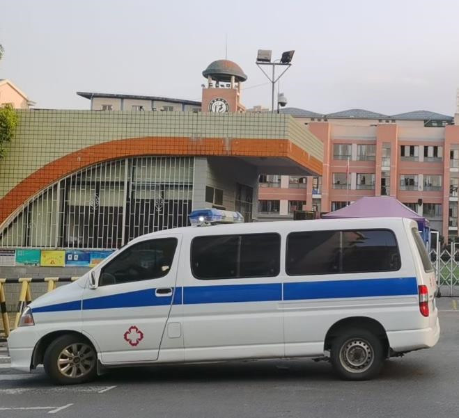 上高救护车出租护送骨折病人一公里多少钱